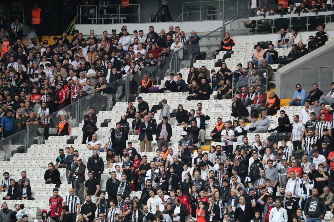 Beşiktaş Başakşehir maçı tribünlerinden muazzam kareler 4